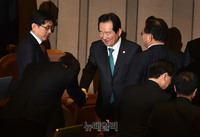 [포토] 장관들과 인사 나누는 정세균 국회의장