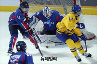 [포토] 스웨덴과 경기하는 여자 아이스하키 남북단일팀