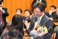 [포토] 꽃다발 받는 유승민 바른정당 대표