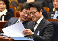 [포토] 대화 나누는 유승민-정병국