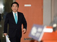 [포토] 국회 정론관 입장하는 박수현 전 대변인