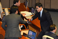 [포토] 인사 나누는 오신환 바른정당 원내대표