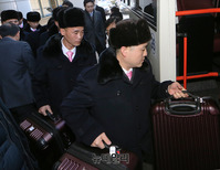 [포토] 버스에 오르는 북한예술단 선발대