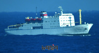 [포토] 묵호항에 가까워지는 북한 만경봉호