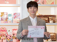 [포토] 준호 "제 사인 어때요"