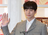 [포토] 준호, 여심 녹이는 손인사 