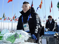 [포토] 강릉선수촌 들어서는 스피드스케이팅 모태범