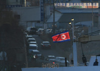 [포토] 만경봉92호 선미에서 휘날리는 인공기