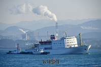 [포토] 묵호항으로 입항하는 북한 만경봉 92호