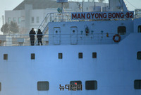 [포토] 갑판으로 나온 만경봉호 탑승자 