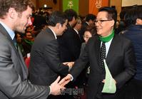 [포토] 악수하는 박지원 민주평화당 의원