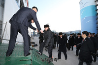 [포토] 만경봉 92호에 오르는 김순호 행정부단장