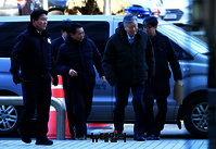 [포토] 검찰차량서 내린 이중근 부영그룹 회장