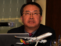 [포토] 30주년 맞은 아시아나항공, 질문에 답하는 김수천