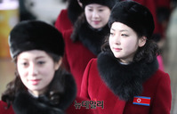 [포토] 육로로 한국에 들어서는 북한응원단