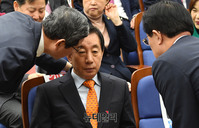 [포토] 대화 나누는 김성태 원내대표와 김학용 의원