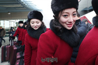 [포토] 대한민국에 들어 온 북한응원단…가슴엔 인공기