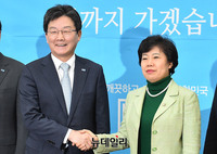 [포토] 기념사진 촬영하는 유승민-조배숙