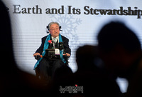 [포토] 평창포럼2018 개회 알리는 이상묵 조직위원장