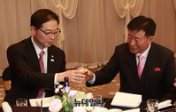 [포토] 北 응원단장과 건배하는 천해성 통일부 차관