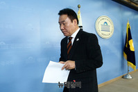 [포토] 정론관 떠나는 염동열 자유한국당 의원