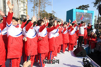 [포토] 손들어 인사하는 北 선수단