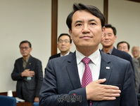 [포토] 국민의례 하는 김진태 자유한국당 의원