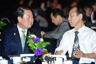 [포토] 평창포럼 출범식서 대화나누는 박주선-최문순