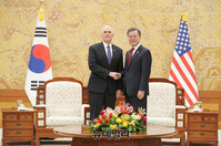 [포토] 악수나누는 문재인 대통령-마이크 펜스 부통령