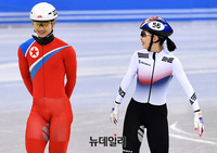 [포토] 대화 나누는 남북 쇼트트랙 대표팀