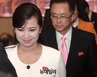 [포토] 공연장 들어서는 현송월 삼지연관현악단장