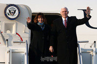 [포토] 오산 공군기지 도착한 마이크 펜스 美부통령 내외