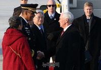[포토] 악수하는 마이크 펜스-빈센트 브룩스