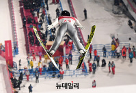 [포토] 평창 하늘 가르는 스키점프