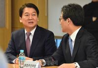 [포토] 대화 나누는 안철수-유승민