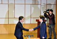 [포토] 악수하는 안철수-유승민