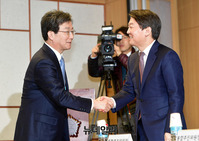 [포토] 악수나누는 안철수-유승민