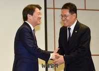 [포토] 악수나누는 안철수-정운천