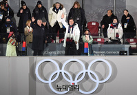 [포토] 평창동계올림픽 개막 선언 후 손 흔드는 문재인