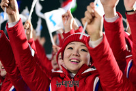 [포토] 한반도기 흔들는 북한응원단