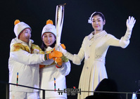 [포토] 평창동계올림픽 개막, 성화 받아든 김연아