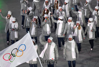 [포토] 오륜기들고 입장하는 러시아 대표팀