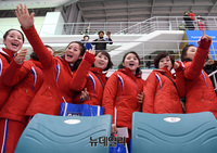 [포토] 아이스하키 경기장 입장하는 北응원단