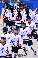[포토] 아이스하키 남북단일팀, 한반도 그려진 유니폼 입고 출전