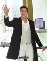 [포토] 손 흔들며 입장하는 다니엘 헤니