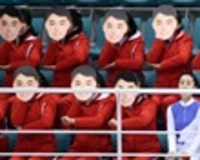 [포토] 가면 쓰고 응원하는 北 응원단