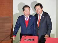 [포토] 입당식에 입장하는 홍준표-김성태