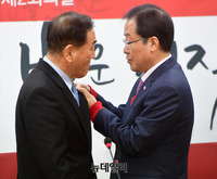 [포토] 이재오 옷깃에 배지 달아주는 홍준표