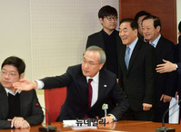 [포토] 입당식에 입장하는 이재오 대표