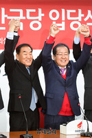 [포토] 손 잡은 홍준표-이재오